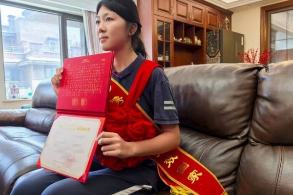 好配资炒股开户官网 女生被网络空间部队信息工程大学录取 首封通知书送达